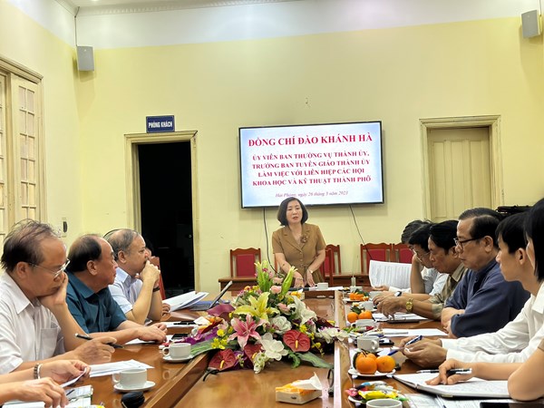 Đồng chí Đào Khánh Hà, Ủy viên Ban Thường vụ Thành ủy, Trưởng Ban Tuyên giáo Thành ủy  làm việc với  Liên hiệp các Hội Khoa học và Kỹ thuật thành phố 